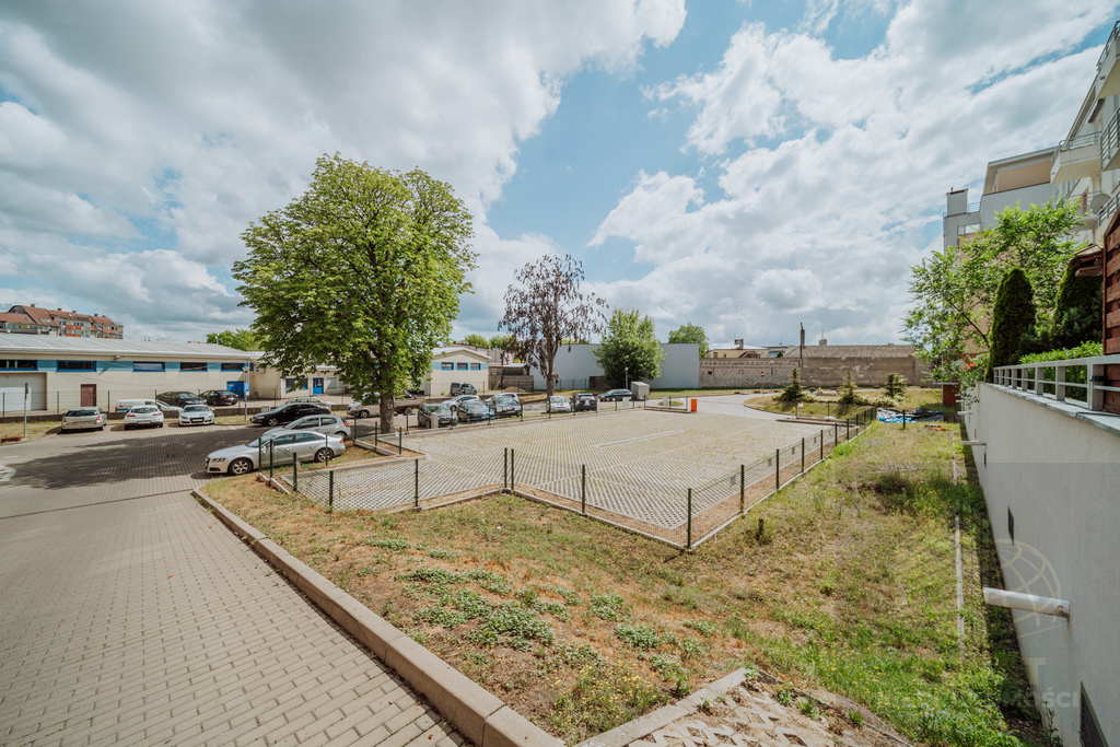 Wynajem miejsca postojowego (z 18 dostępnych) (5)