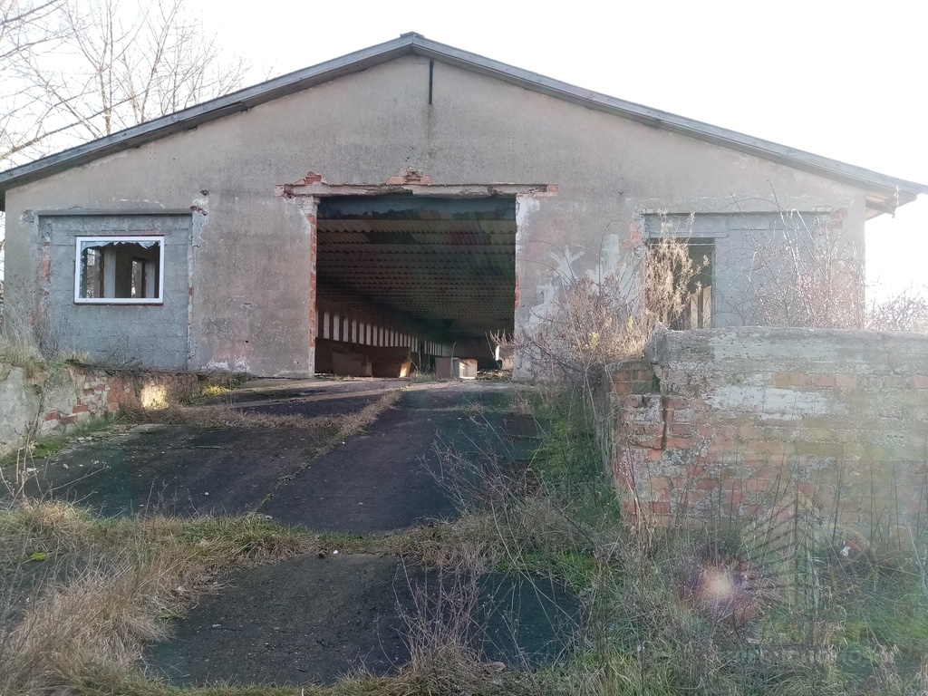 Działka pow. 3296 m2+ hala murowana 827 m2 do rem (2)