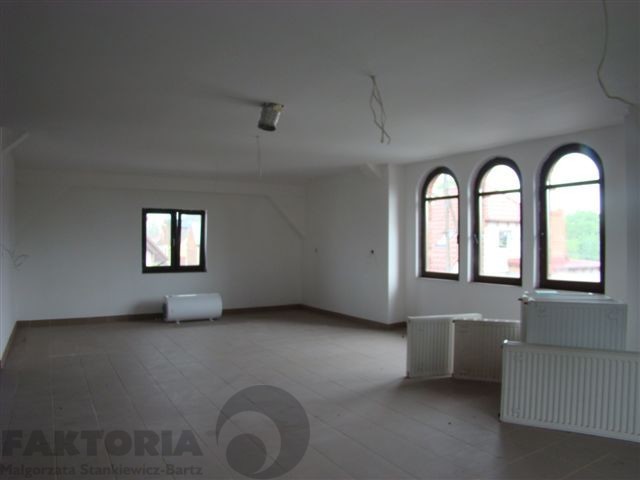 Ustowo. Obiekt 400 m2, parter i piętro 10 tys. zł (3)