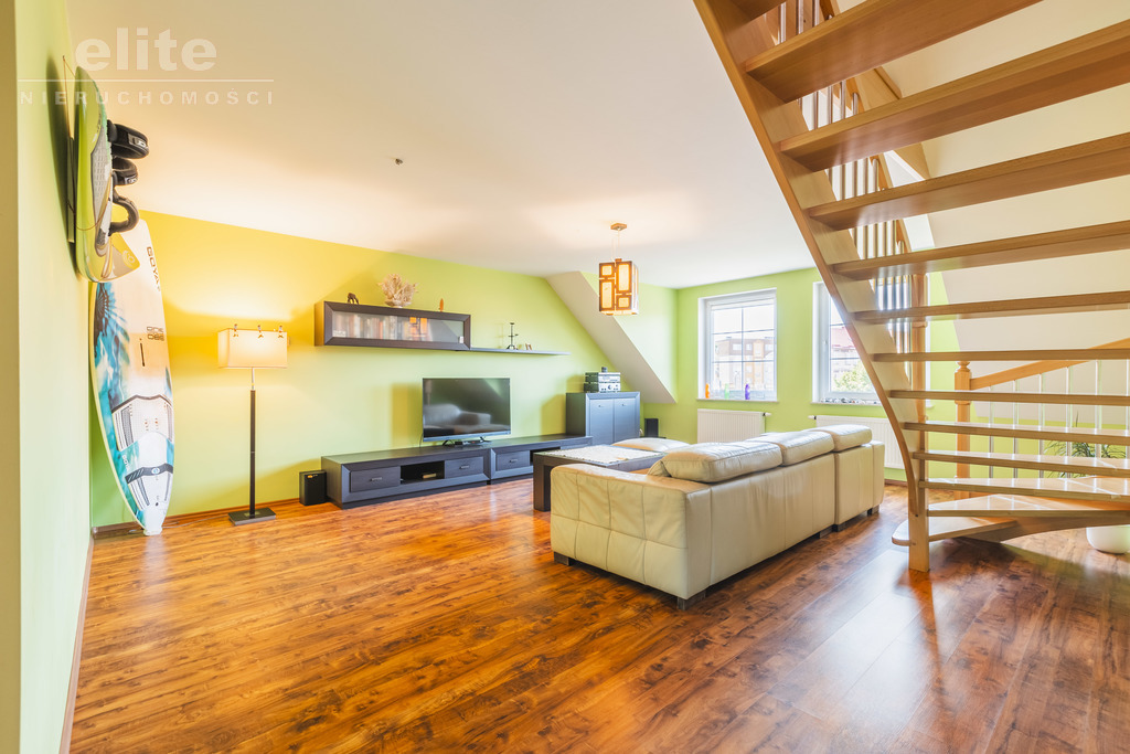 Budynek mieszkalno - usługowy przy ul. Mickiewicza (11)