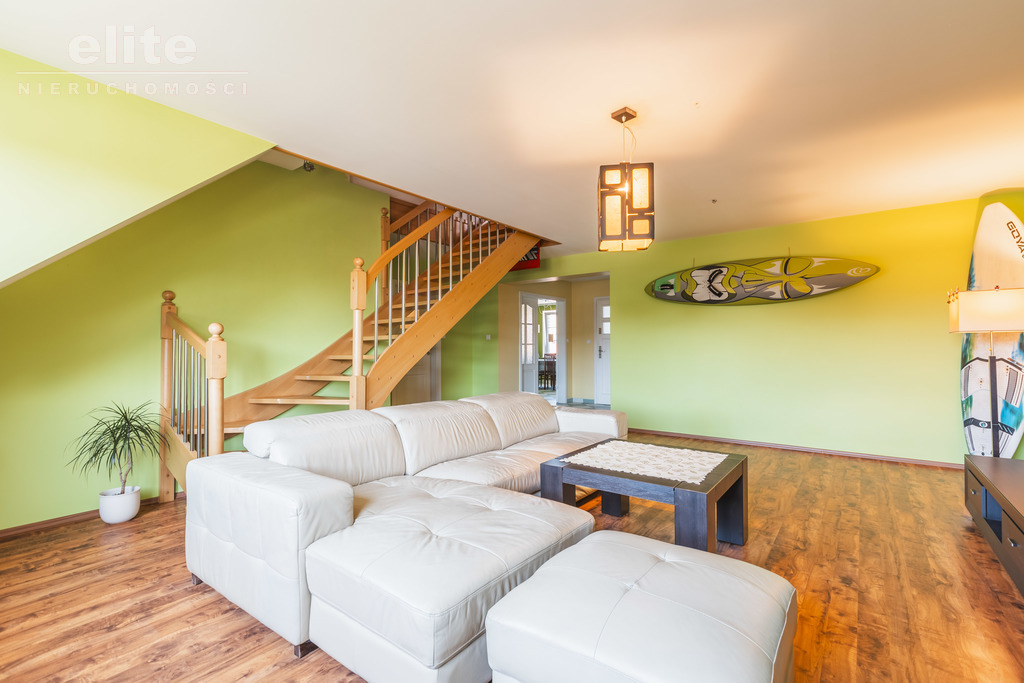 Budynek mieszkalno - usługowy przy ul. Mickiewicza (12)