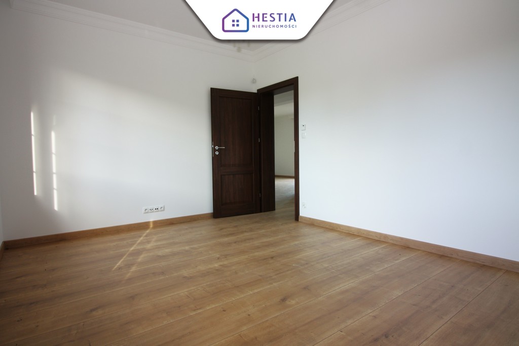 Na sprzedaż nowy dom w stylu dworkowym (10)