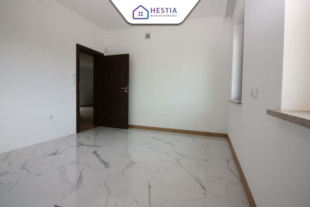 Na sprzedaż nowy dom w stylu dworkowym (13)