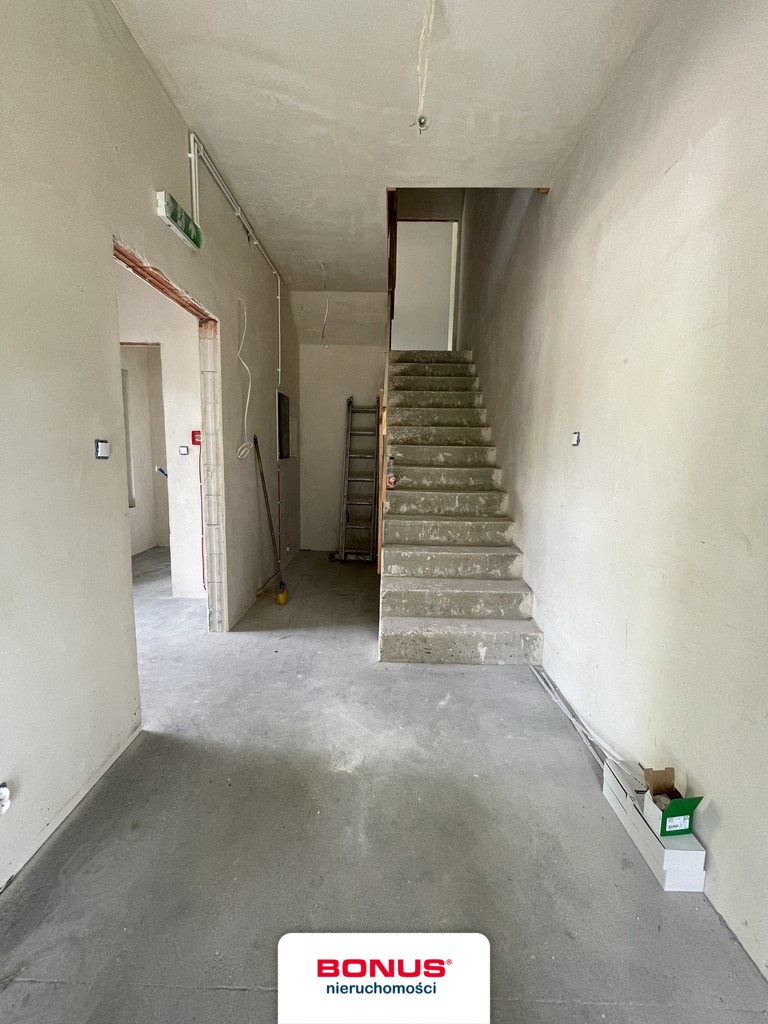 Bliźniak w cichym miejscu pod lasem. (17)