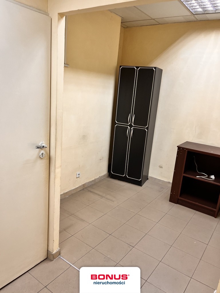 Do wynajmu hala magazynowa. (4)