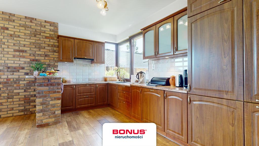 Przepiękny dom z garażami ogrodem i sadem (4)