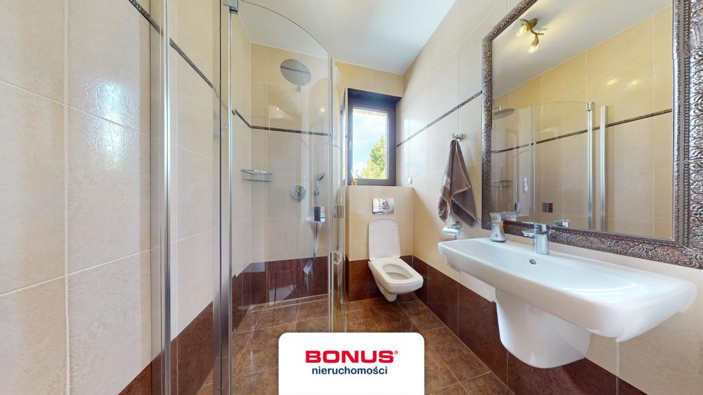 Przepiękny dom z garażami ogrodem i sadem (5)