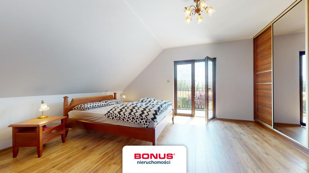 Przepiękny dom z garażami ogrodem i sadem (6)