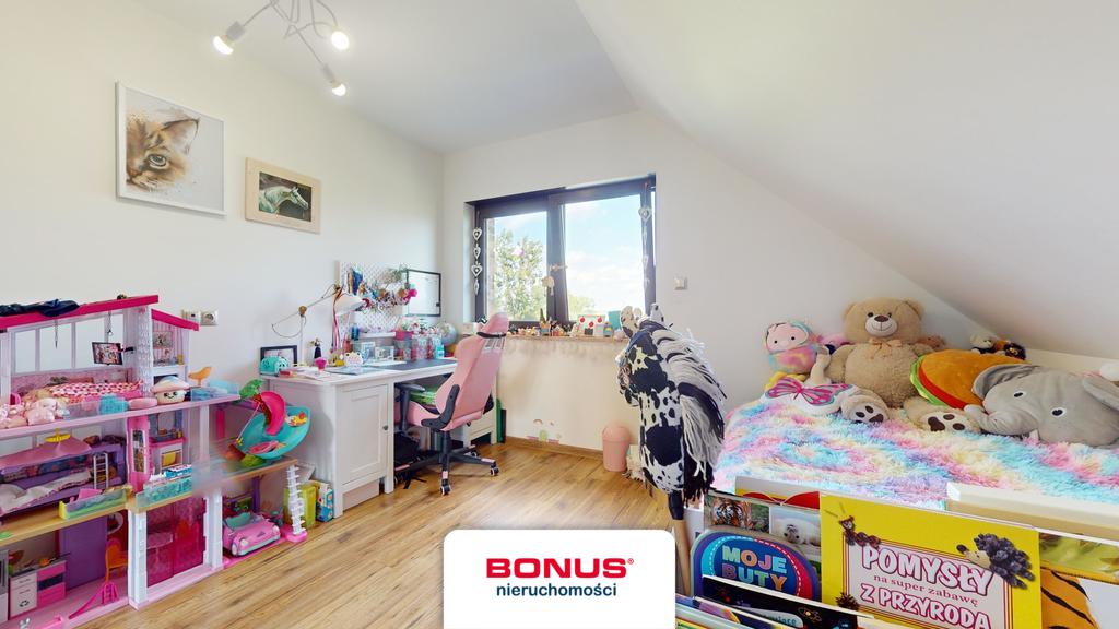 Przepiękny dom z garażami ogrodem i sadem (8)