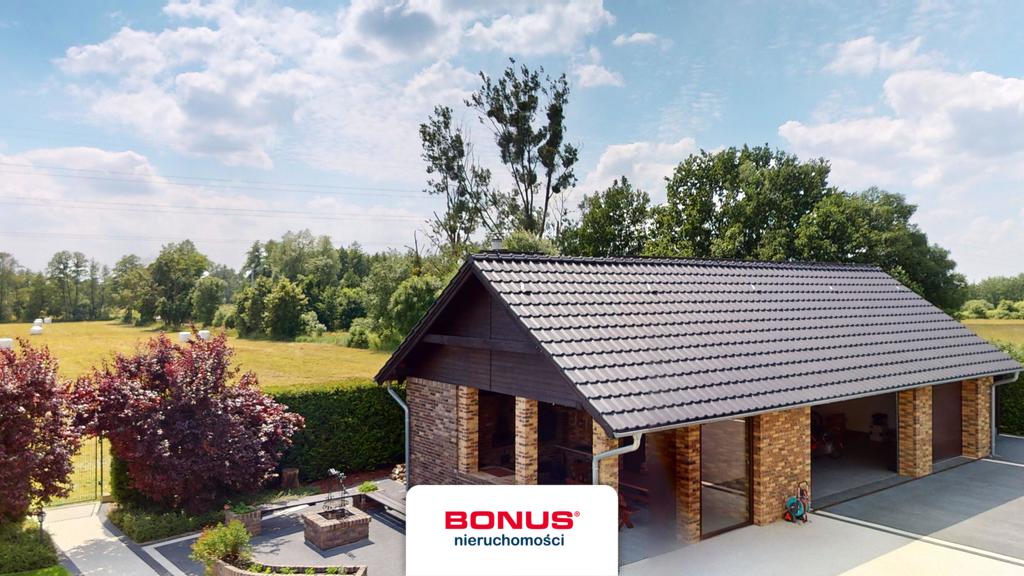 Przepiękny dom z garażami ogrodem i sadem (19)