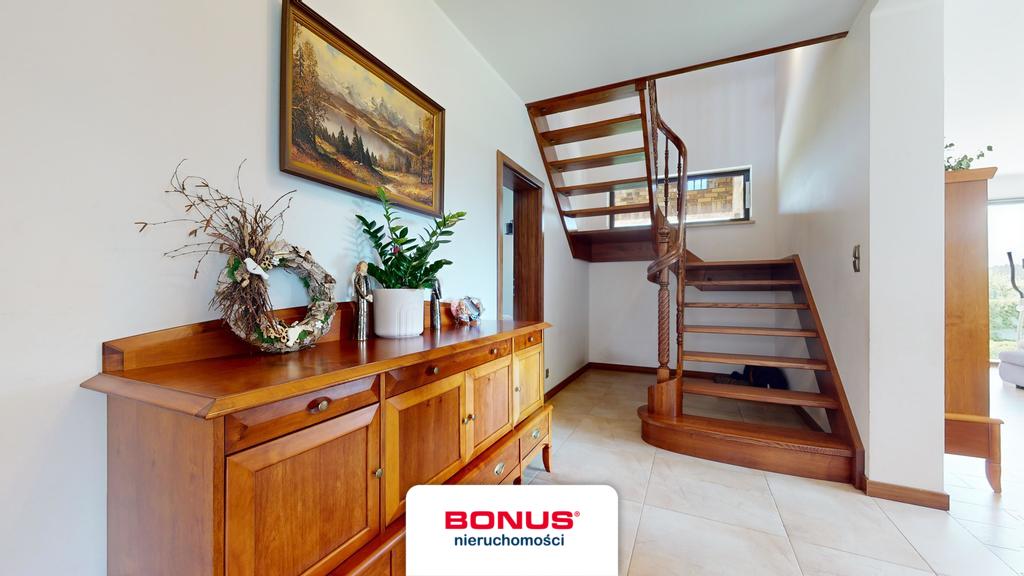 Przepiękny dom z garażami ogrodem i sadem (10)