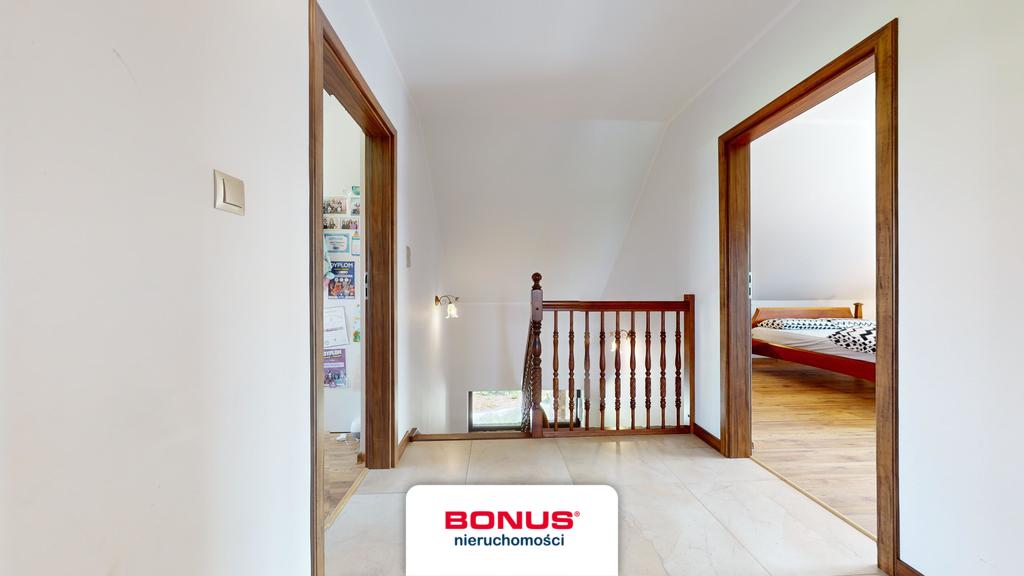 Przepiękny dom z garażami ogrodem i sadem (11)