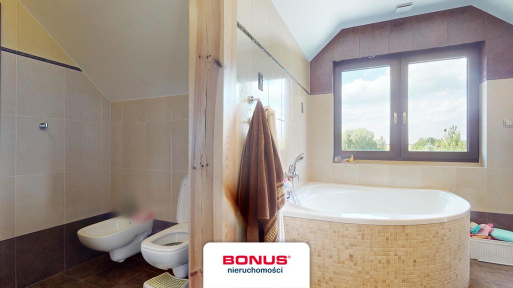 Przepiękny dom z garażami ogrodem i sadem (16)