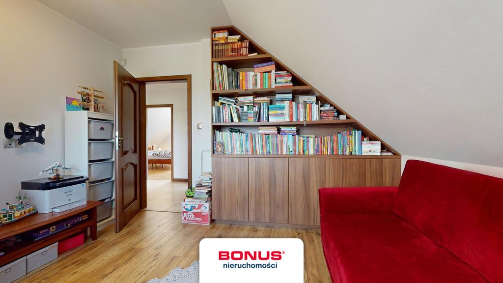 Przepiękny dom z garażami ogrodem i sadem (13)