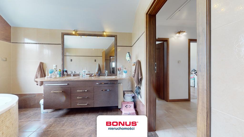 Przepiękny dom z garażami ogrodem i sadem (15)