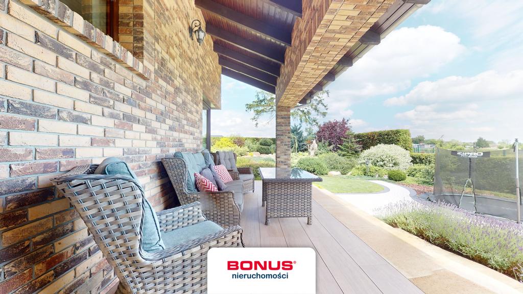 Przepiękny dom z garażami ogrodem i sadem (18)