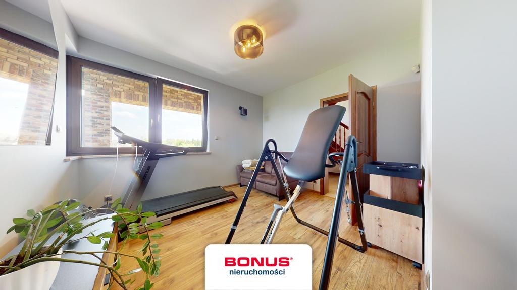 Przepiękny dom z garażami ogrodem i sadem (7)