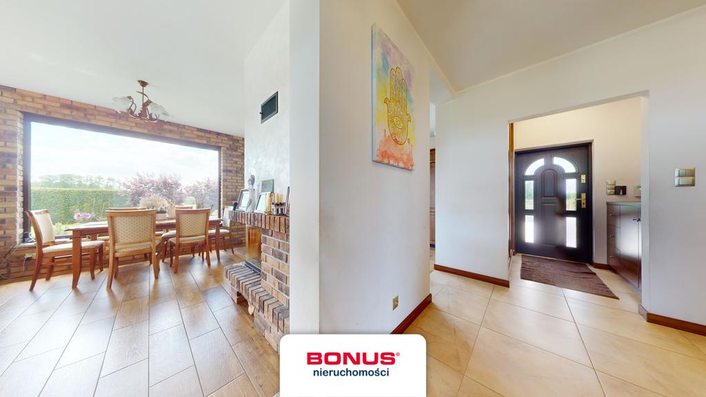 Przepiękny dom z garażami ogrodem i sadem (9)