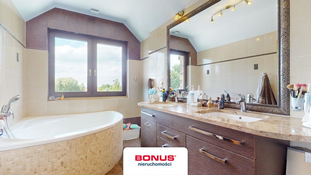 Przepiękny dom z garażami ogrodem i sadem (14)