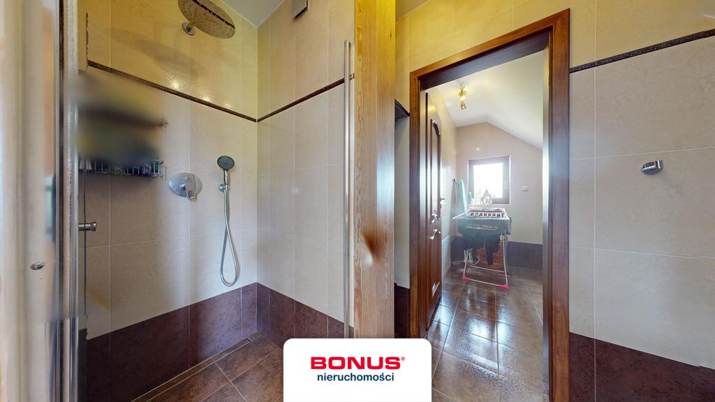 Przepiękny dom z garażami ogrodem i sadem (17)