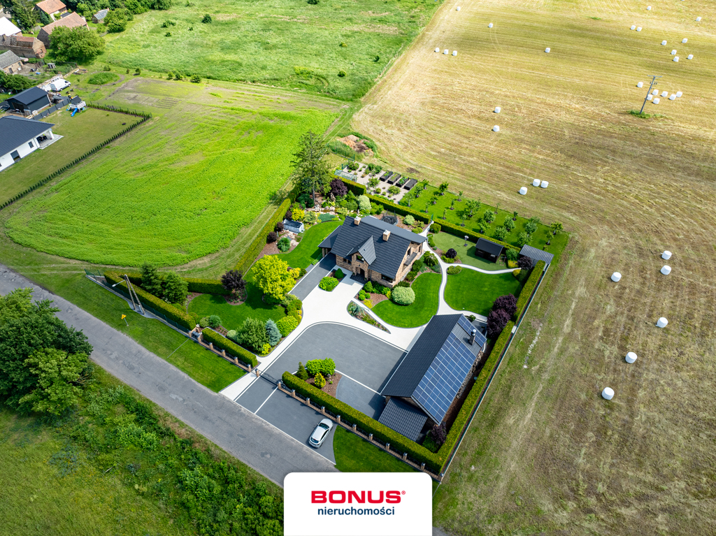 Przepiękny dom z garażami ogrodem i sadem (2)