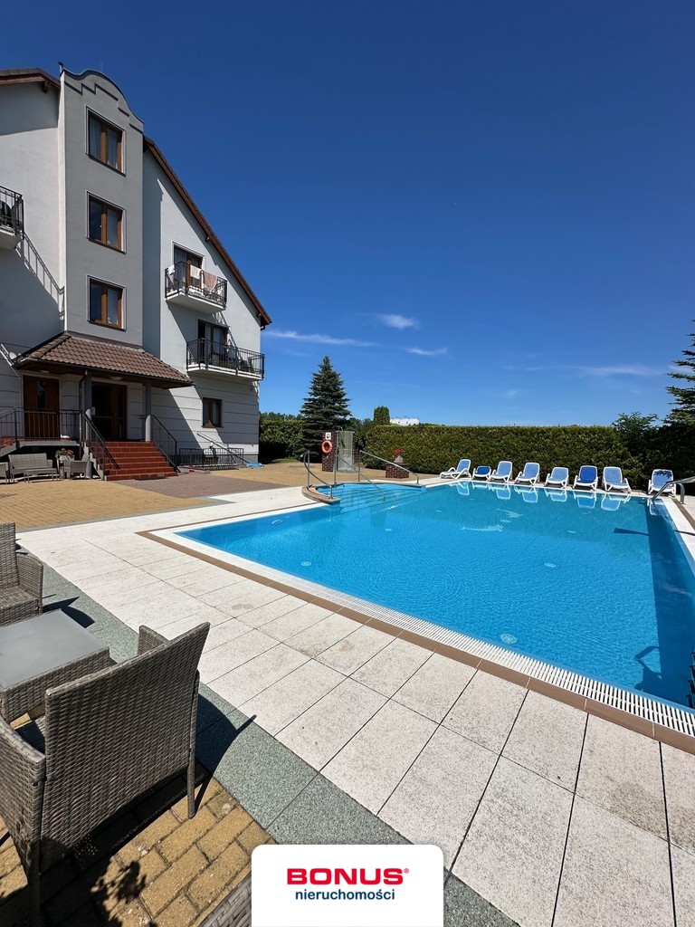 Pensjonat z basenem i widokiem na morze (2)