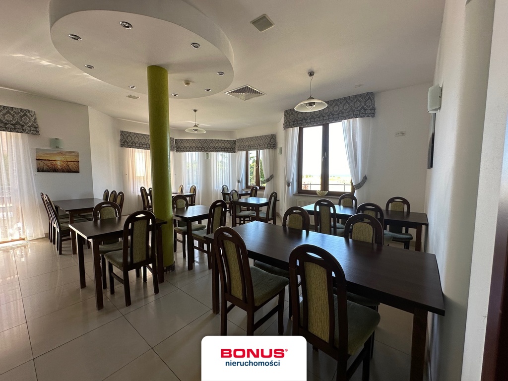 Pensjonat z basenem i widokiem na morze (9)