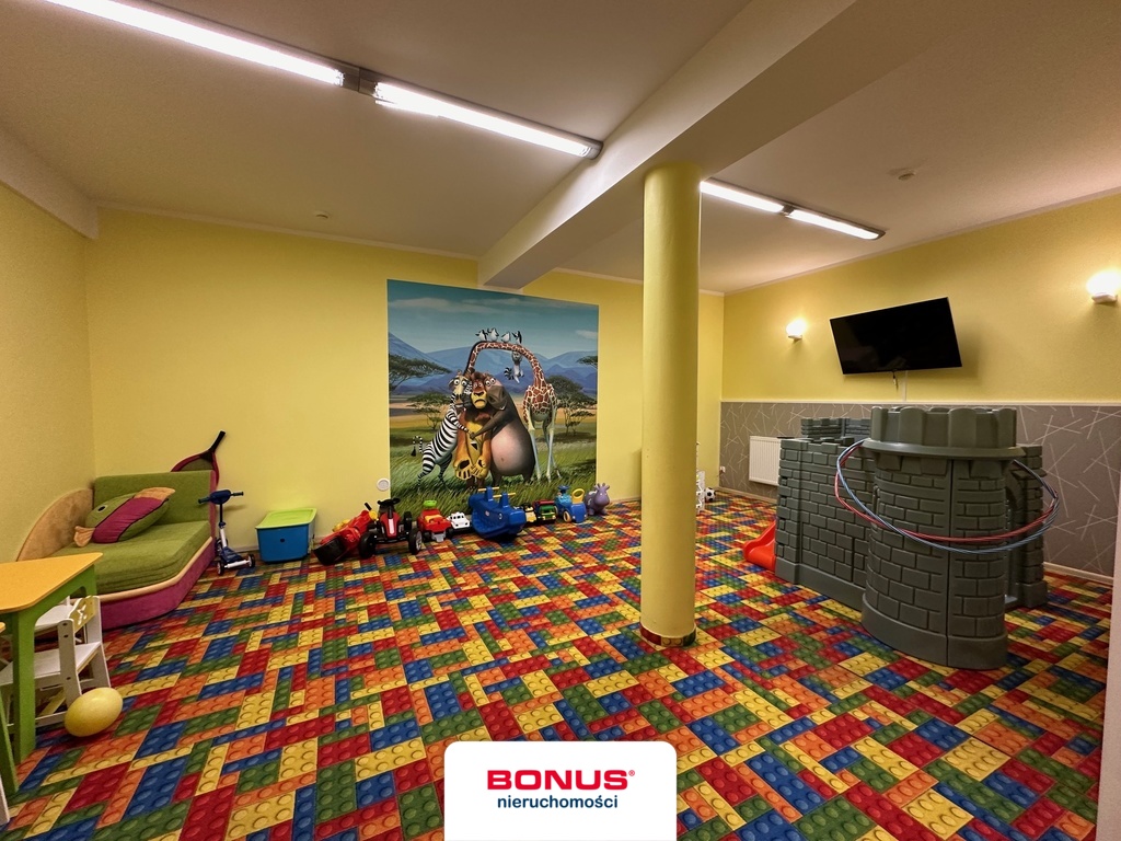 Pensjonat z basenem i widokiem na morze (12)