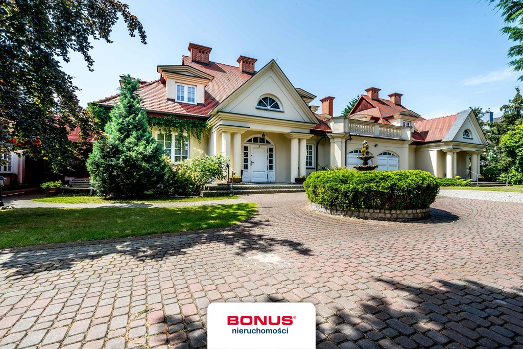 Niezwykły obiekt w stylu międzywojennym (3)