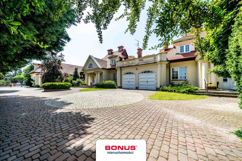 Niezwykły obiekt w stylu międzywojennym (1)