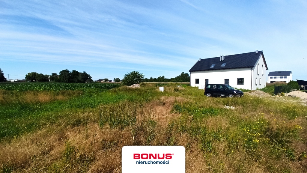 Foremna działka, pośród nowo budowanych domów (2)