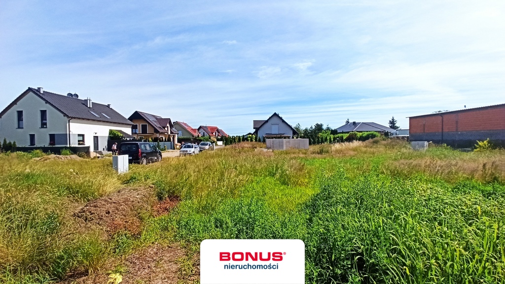 Foremna działka, pośród nowo budowanych domów (1)