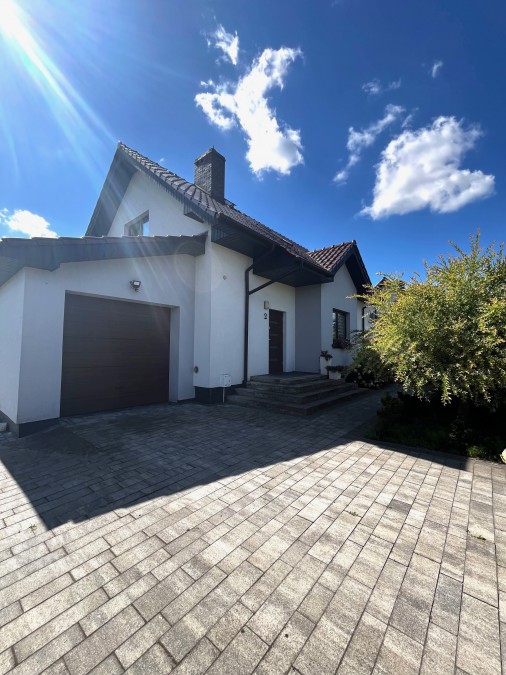 Przestronny dom z dużą działką na przedmieściach miasta (3)