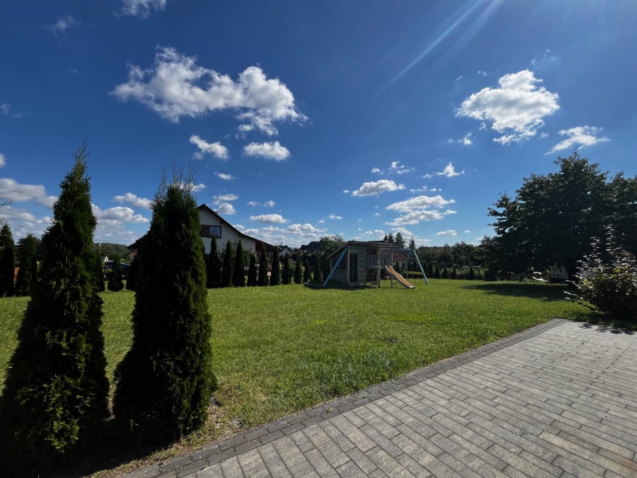 Przestronny dom z dużą działką na przedmieściach miasta (4)