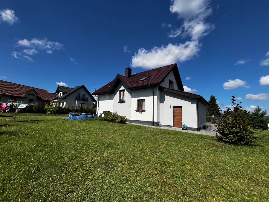 Przestronny dom z dużą działką na przedmieściach miasta (1)