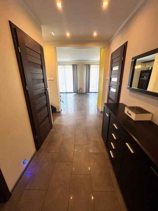 Przestronny dom z dużą działką na przedmieściach miasta (7)