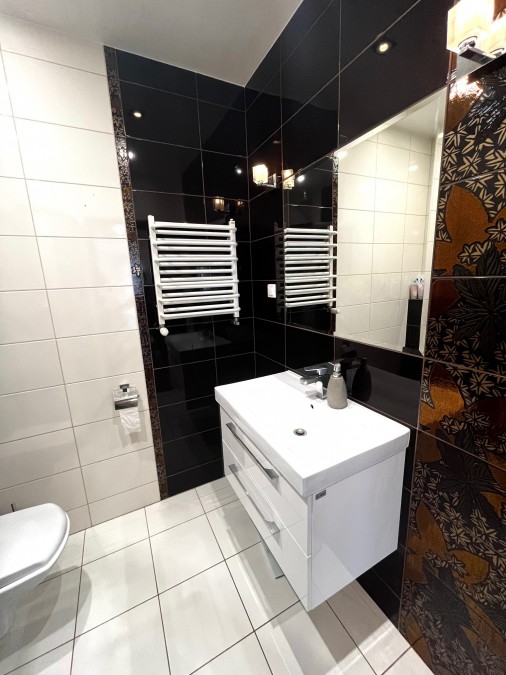 Przestronny dom z dużą działką na przedmieściach miasta (9)