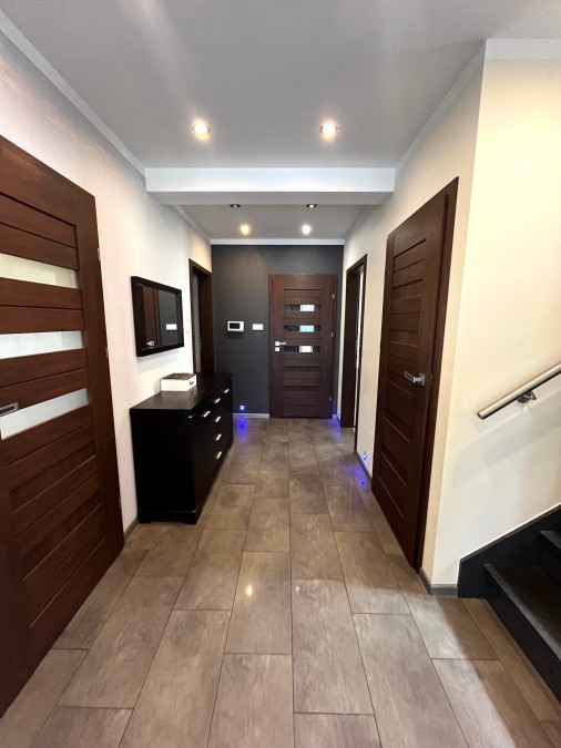 Przestronny dom z dużą działką na przedmieściach miasta (17)