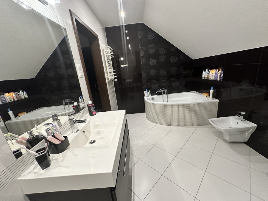 Przestronny dom z dużą działką na przedmieściach miasta (15)