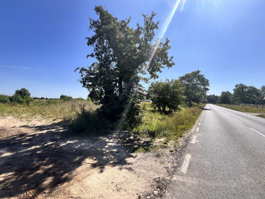 DZIAŁKA  Z WYDANYMI WARUNKAMI ZABUDOWY. (2)