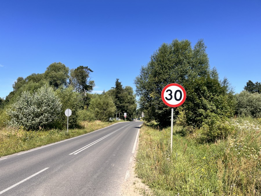 DZIAŁKA  Z WYDANYMI WARUNKAMI ZABUDOWY. (3)