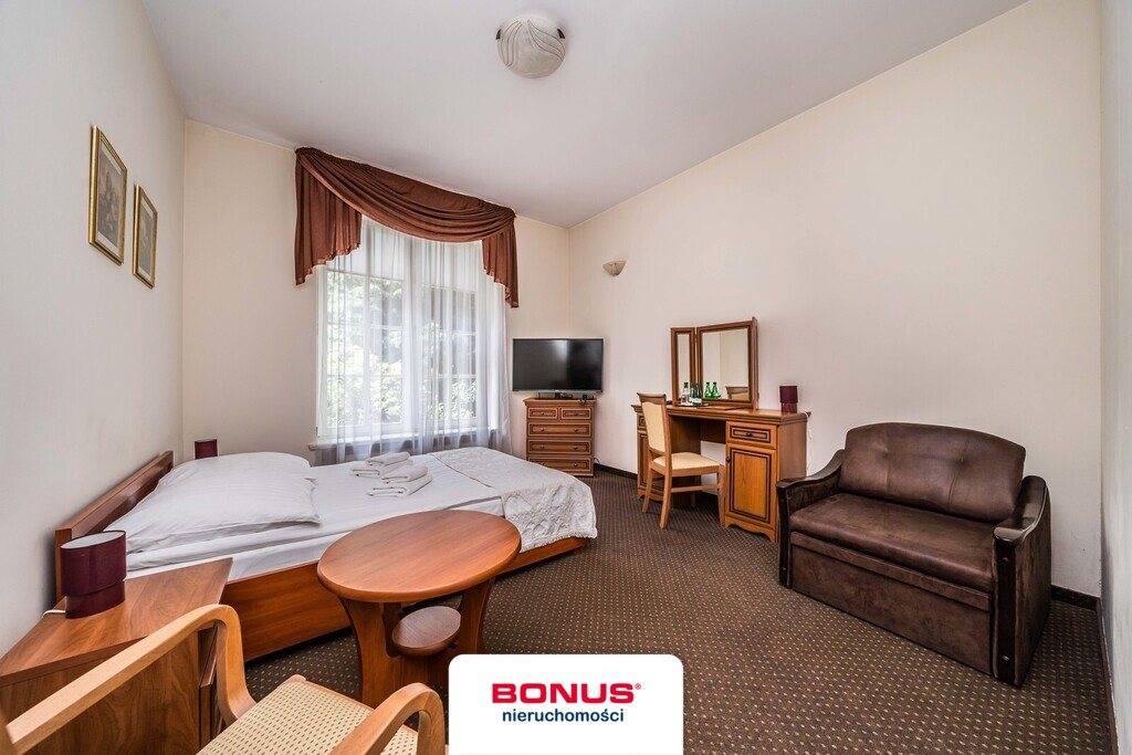 Niezwykły obiekt w stylu międzywojennym (17)