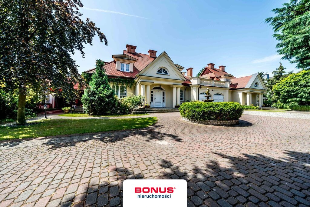 Niezwykły budynek w stylu międzywojennym (2)