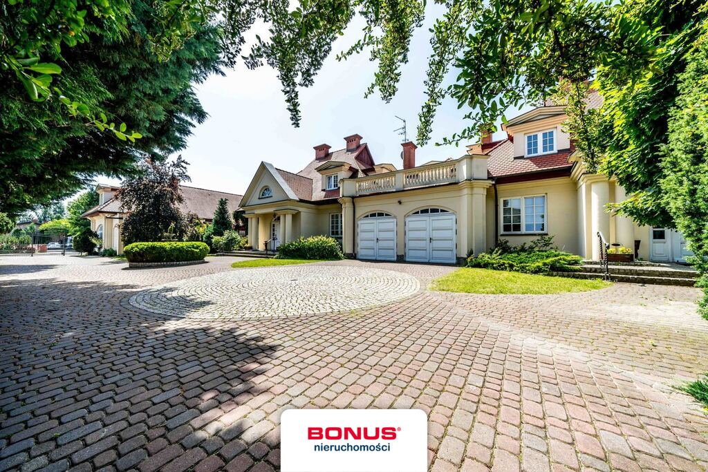 Niezwykły budynek w stylu międzywojennym (3)