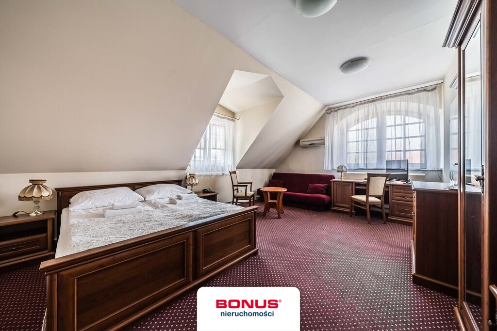 Niezwykły budynek w stylu międzywojennym (15)