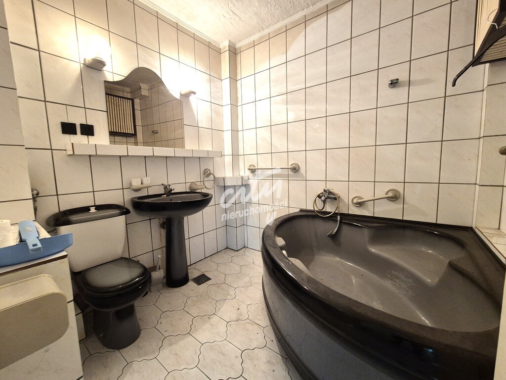 Szeregowiec w spokojnej lokalizacji, 7 pokoi+garaż (12)