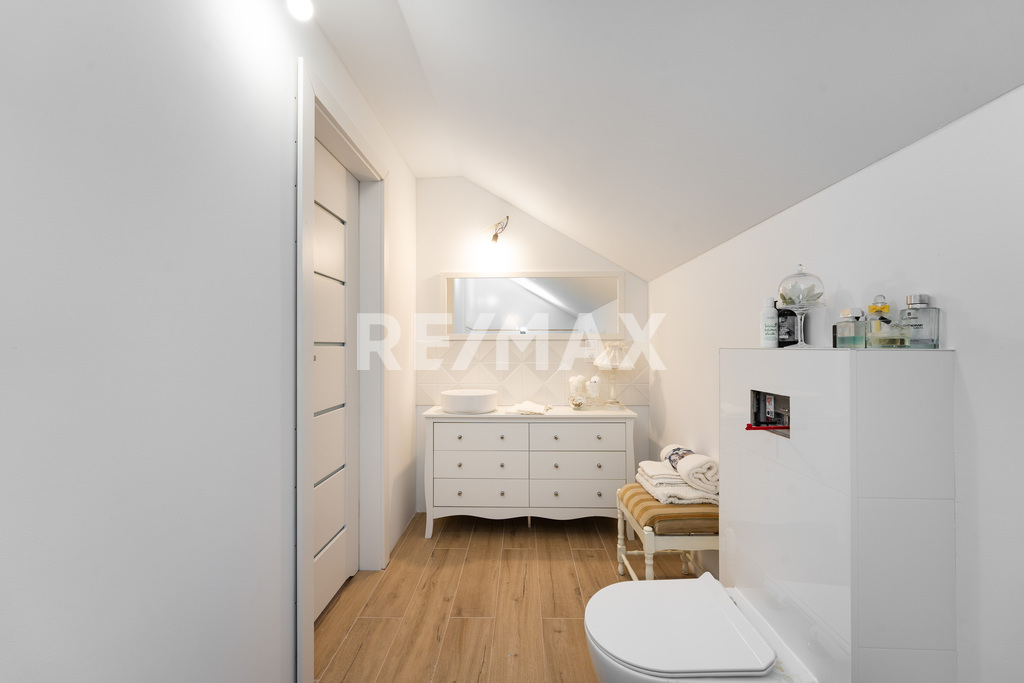 Malowniczy dom z ogrodem w Nieżynie na sprzedaż (18)