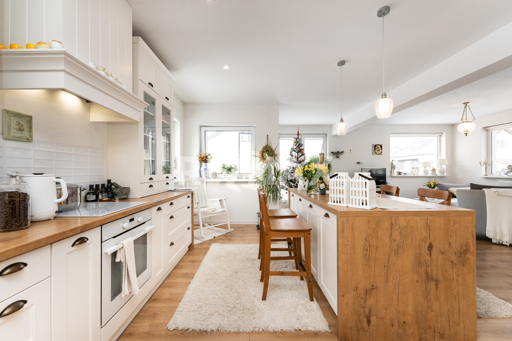 Malowniczy dom z ogrodem w Nieżynie na sprzedaż (2)