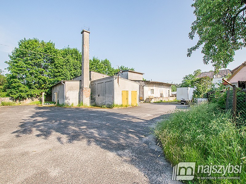 Obiekt przemysłowy z utwardzonym placem i rampą (1)