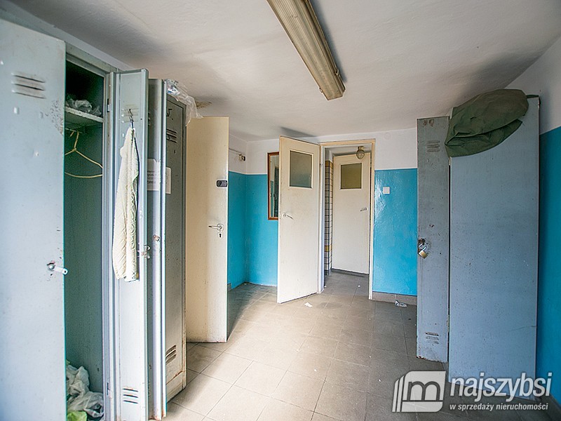 Obiekt przemysłowy z utwardzonym placem i rampą (10)